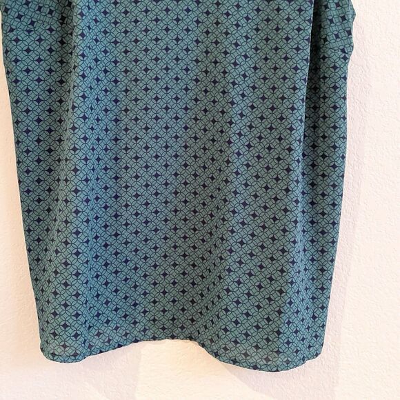 Banana Republic Women's Green Black Geometric Print Poly V-Neck Cami Top - Picture 3 of 8